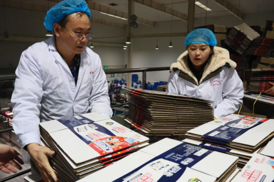 黨員帶頭赴一線 助力春節保生產—花花牛別樣“生產突擊隊”助力車間生產 黨員帶頭赴一線 助力春節保生產—花花牛別樣“生產突擊隊”助力車間生產