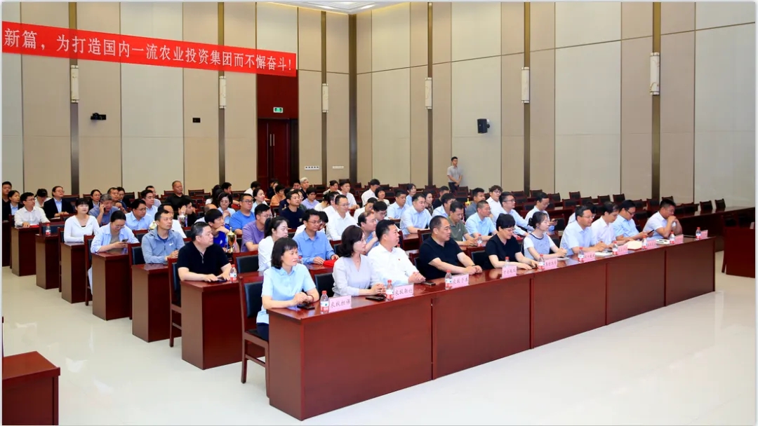 省農(nóng)投集團(tuán)2024年春季健身月活動(dòng)頒獎(jiǎng)儀式舉行,花花牛聯(lián)隊(duì)獲得優(yōu)異成績! 省農(nóng)投集團(tuán)2024年春季健身月活動(dòng)頒獎(jiǎng)儀式舉行,花花牛聯(lián)隊(duì)獲得優(yōu)異成績!