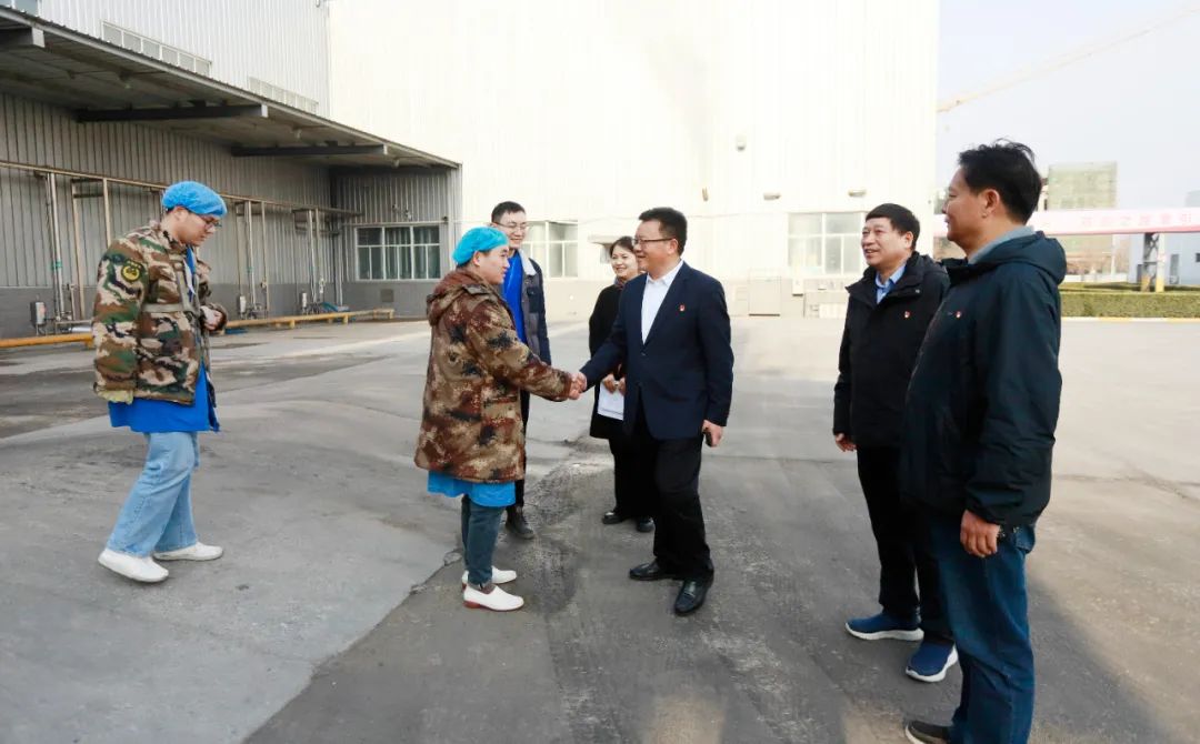 新春慰問送關(guān)懷——集團黨委書記、董事長慰問春節(jié)期間堅守崗位的一線職工 新春慰問送關(guān)懷——集團黨委書記、董事長慰問春節(jié)期間堅守崗位的一線職工