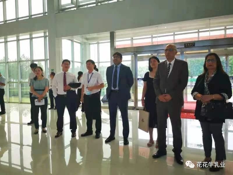 巴基斯坦駐華大使莫因·哈克 蒞臨花花牛乳業集團參觀訪問 巴基斯坦駐華大使莫因·哈克 蒞臨花花牛乳業集團參觀訪問