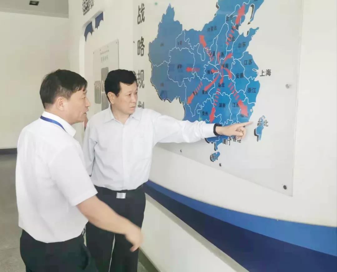 鄭州航空港區黨工委書記張俊峰蒞臨鄭州花花牛乳制品有限公司調研 鄭州航空港區黨工委書記張俊峰蒞臨鄭州花花牛乳制品有限公司調研