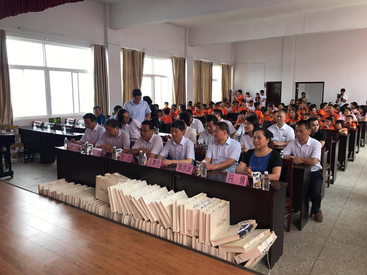 “關愛特殊兒童,讓愛灑滿人間—花花牛乳業集團2018中國小康牛奶行動” 公益助學泌陽捐贈儀式 “關愛特殊兒童,讓愛灑滿人間—花花牛乳業集團2018中國小康牛奶行動” 公益助學泌陽捐贈儀式