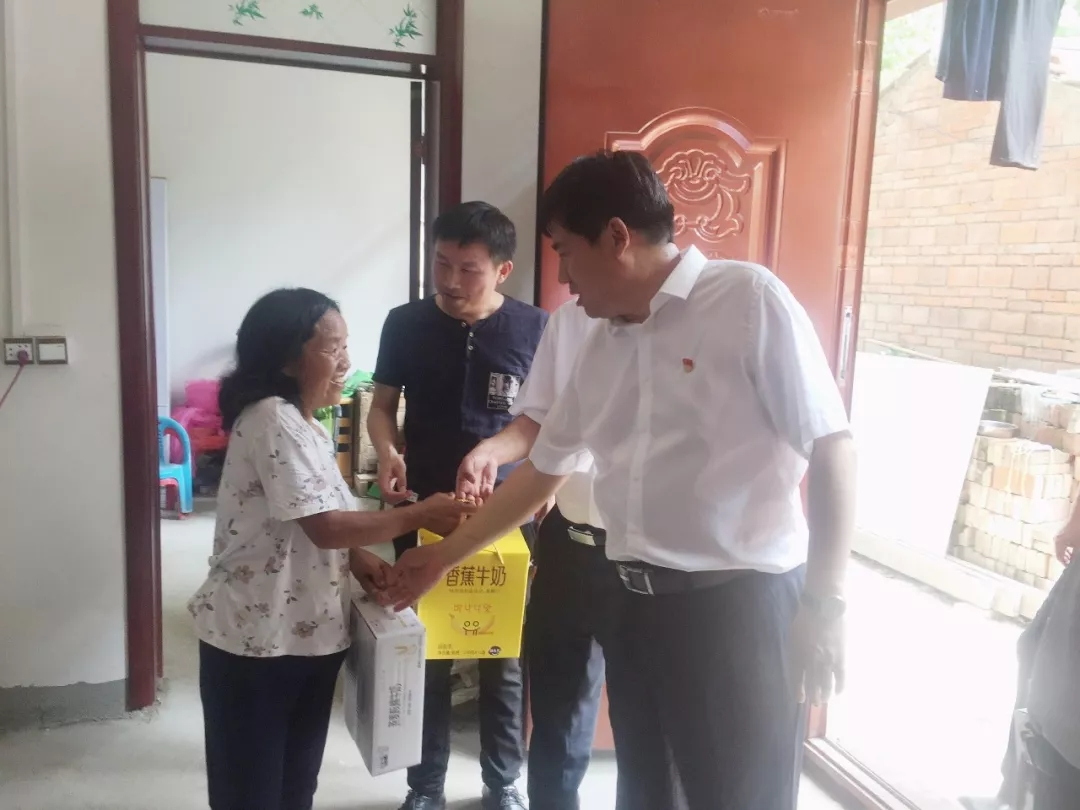 花花牛乳業集團走訪慰問貧困戶 結對幫扶暖人心 花花牛乳業集團走訪慰問貧困戶 結對幫扶暖人心
