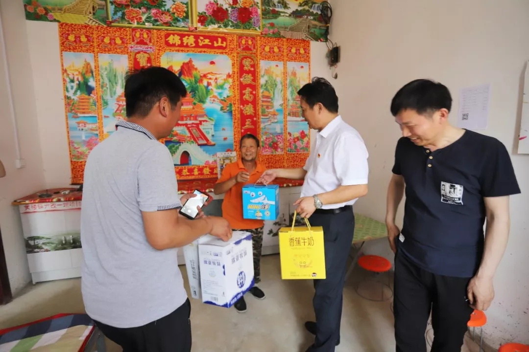 花花牛乳業集團走訪慰問貧困戶 結對幫扶暖人心 花花牛乳業集團走訪慰問貧困戶 結對幫扶暖人心