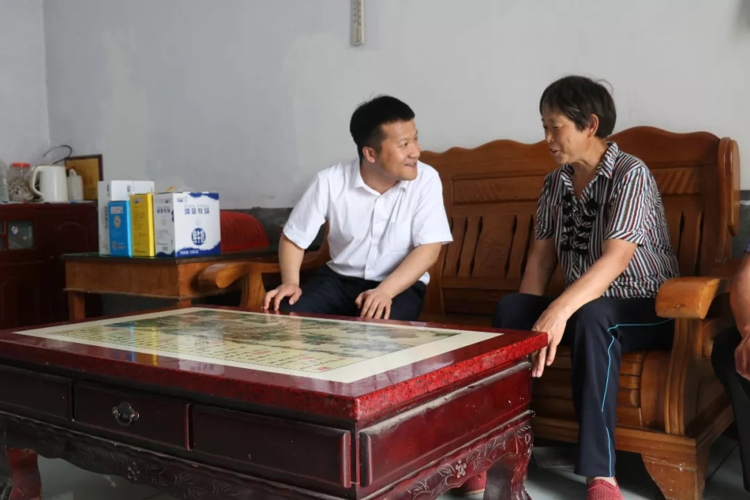 花花牛乳業集團走訪慰問貧困戶 結對幫扶暖人心 花花牛乳業集團走訪慰問貧困戶 結對幫扶暖人心