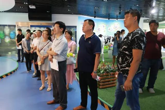 河南省食品安全座談會暨百場食安講座進(jìn)校園啟動儀式在花花牛舉行 河南省食品安全座談會暨百場食安講座進(jìn)校園啟動儀式在花花牛舉行