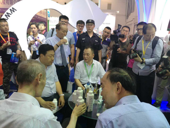 花花牛牛氣沖天！農(nóng)業(yè)部長(zhǎng)品嘗“領(lǐng)暢”點(diǎn)贊，又獲國(guó)際奶業(yè)平臺(tái)青睞