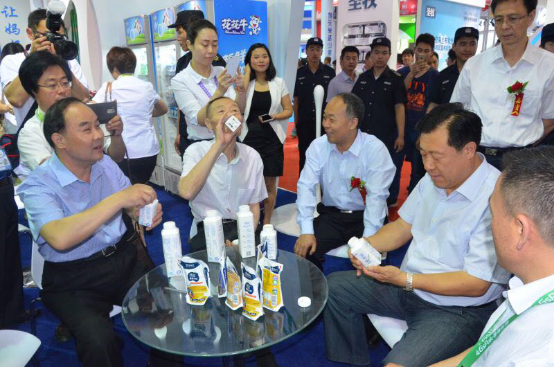 花花牛牛氣沖天！農(nóng)業(yè)部長(zhǎng)品嘗“領(lǐng)暢”點(diǎn)贊，又獲國(guó)際奶業(yè)平臺(tái)青睞