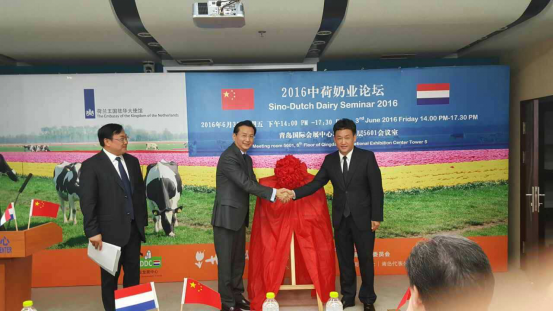 花花牛牛氣沖天！農(nóng)業(yè)部長(zhǎng)品嘗“領(lǐng)暢”點(diǎn)贊，又獲國(guó)際奶業(yè)平臺(tái)青睞